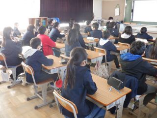 今日は、風もなく朝から良い天気となり、気温もぐんぐん上りました。校庭の桜のつぼみもふくらんできました。(3月18日) 長浜市立南郷里小学校